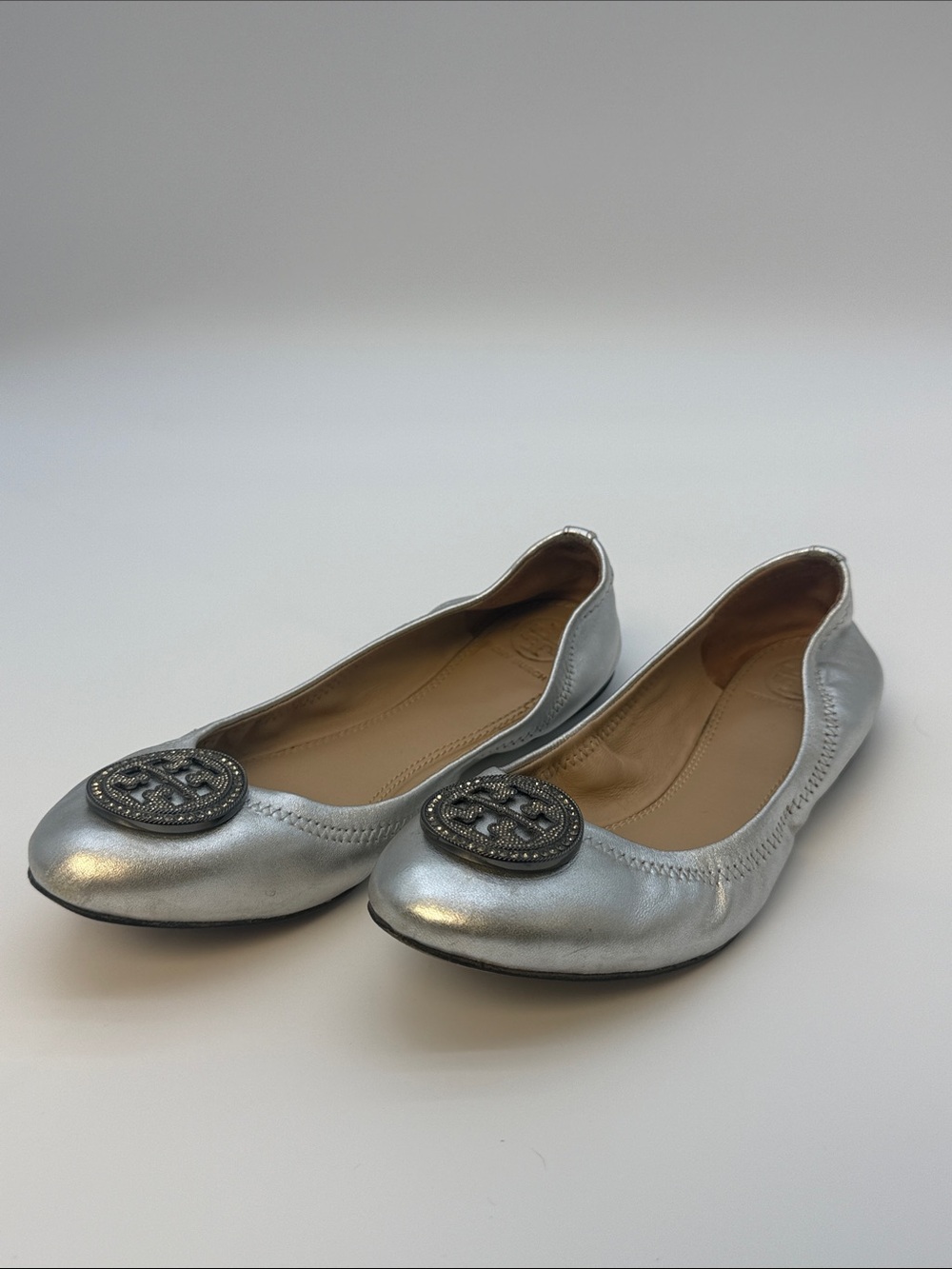 Tory Burch Reva Silver Metallic Leather Logo Ballet Flats Women’s Size 7M